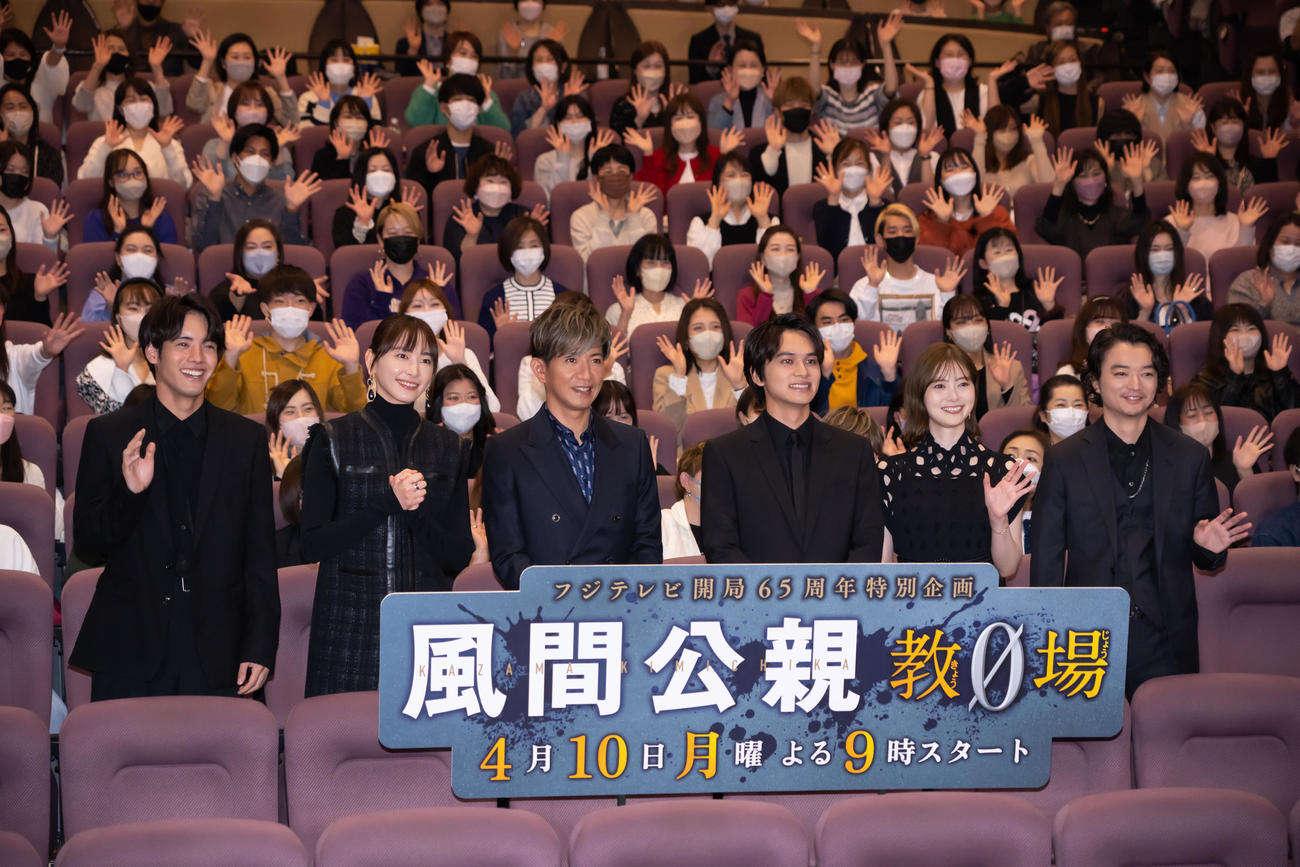 フジテレビ開局65周年特別企画「風間公親－教場0－」完成披露舞台あいさつで写真に納まる、左から赤楚衛二、新垣結衣、木村拓哉、北村匠海、白石麻衣、染谷将太（撮影・垰建太）