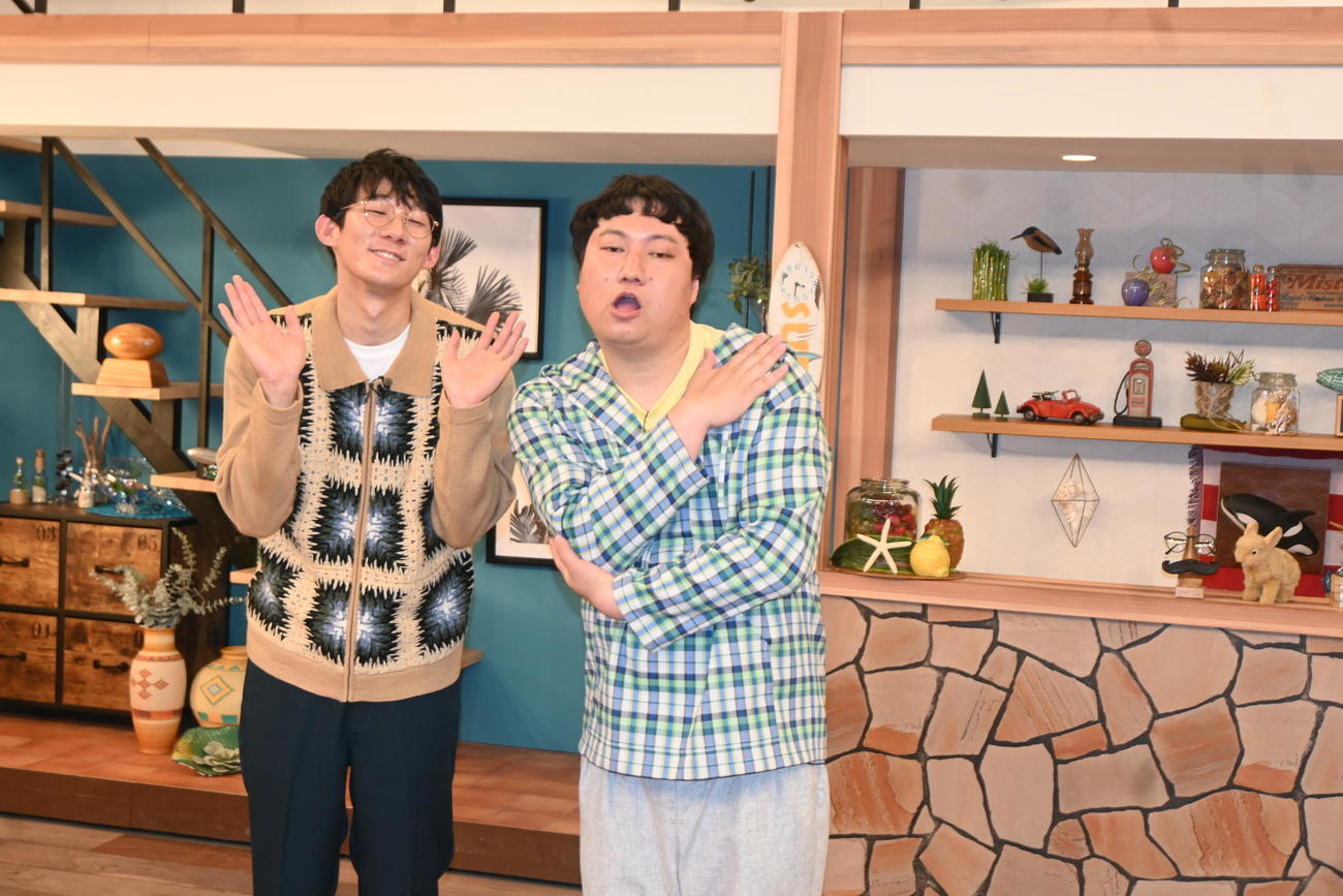 初のレギュラーMCとして出演後、取材に応じたロングコートダディの堂前透（左）、兎（撮影・松浦隆司）