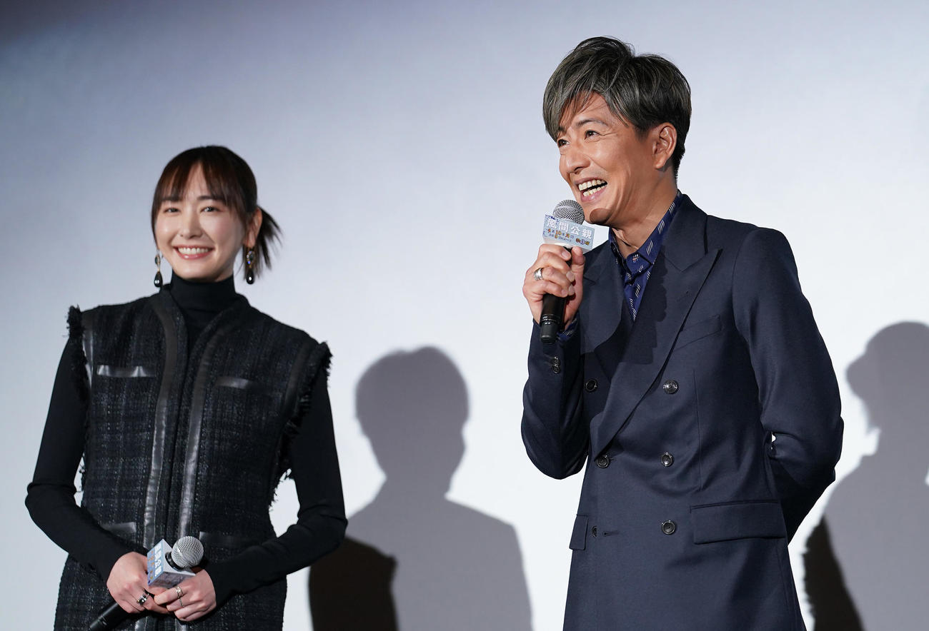 フジテレビ開局65周年特別企画「風間公親－教場0－」完成披露舞台あいさつに登壇し笑顔を見せる木村拓哉（右）と新垣結衣（撮影・垰建太）