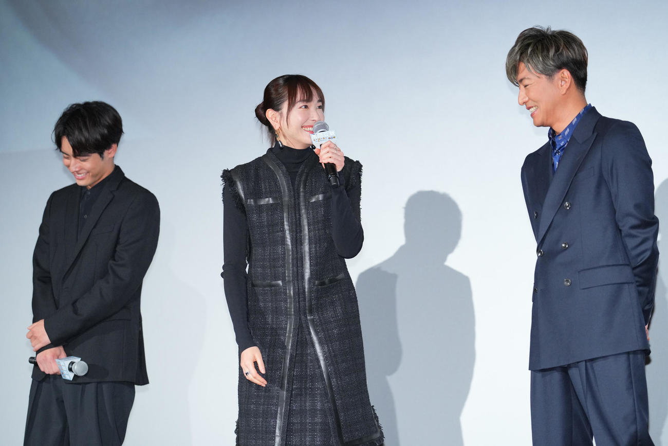 フジテレビ開局65周年特別企画「風間公親－教場0－」完成披露舞台あいさつに登壇し笑顔を見せる木村拓哉（右）と新垣結衣（中央）（撮影・垰建太）