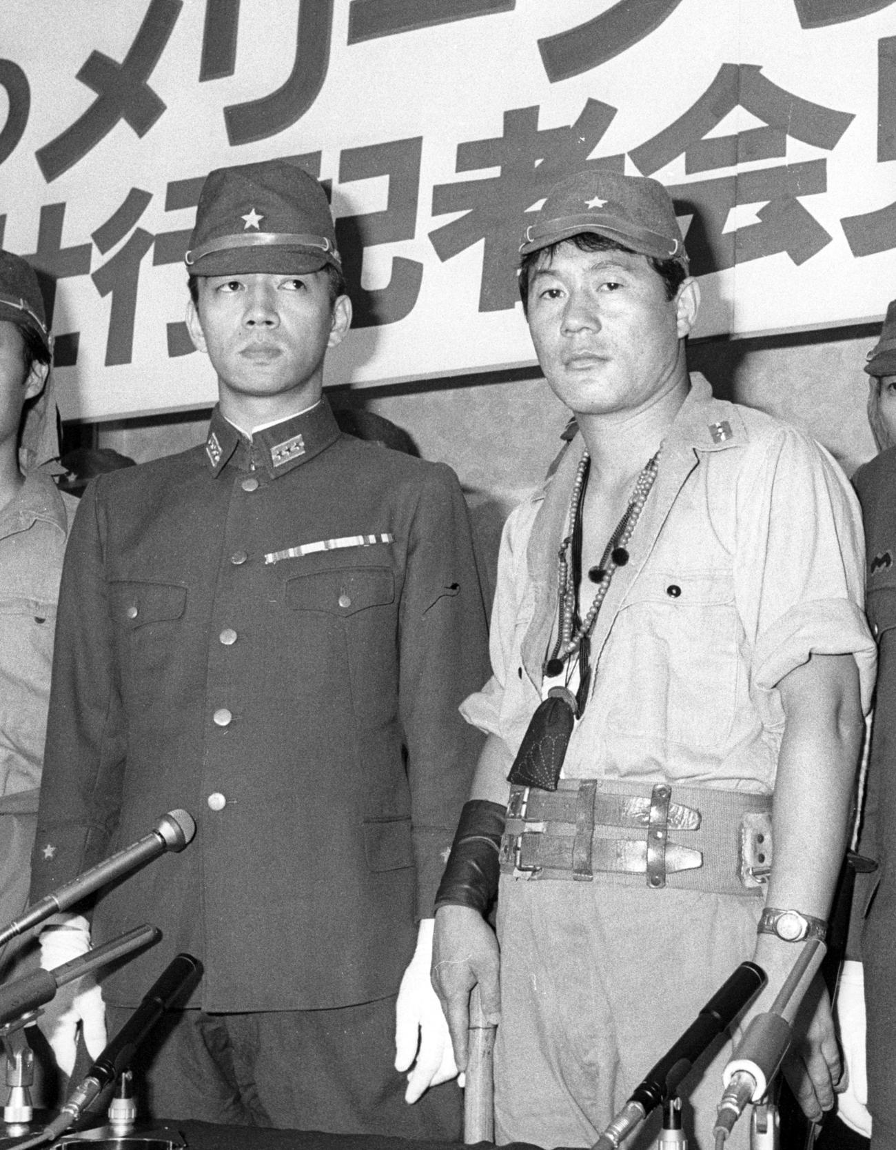 82年7月、映画「戦場のメリークリスマス」製作発表でビートたけし（右）と写真に納まる坂本龍一さん