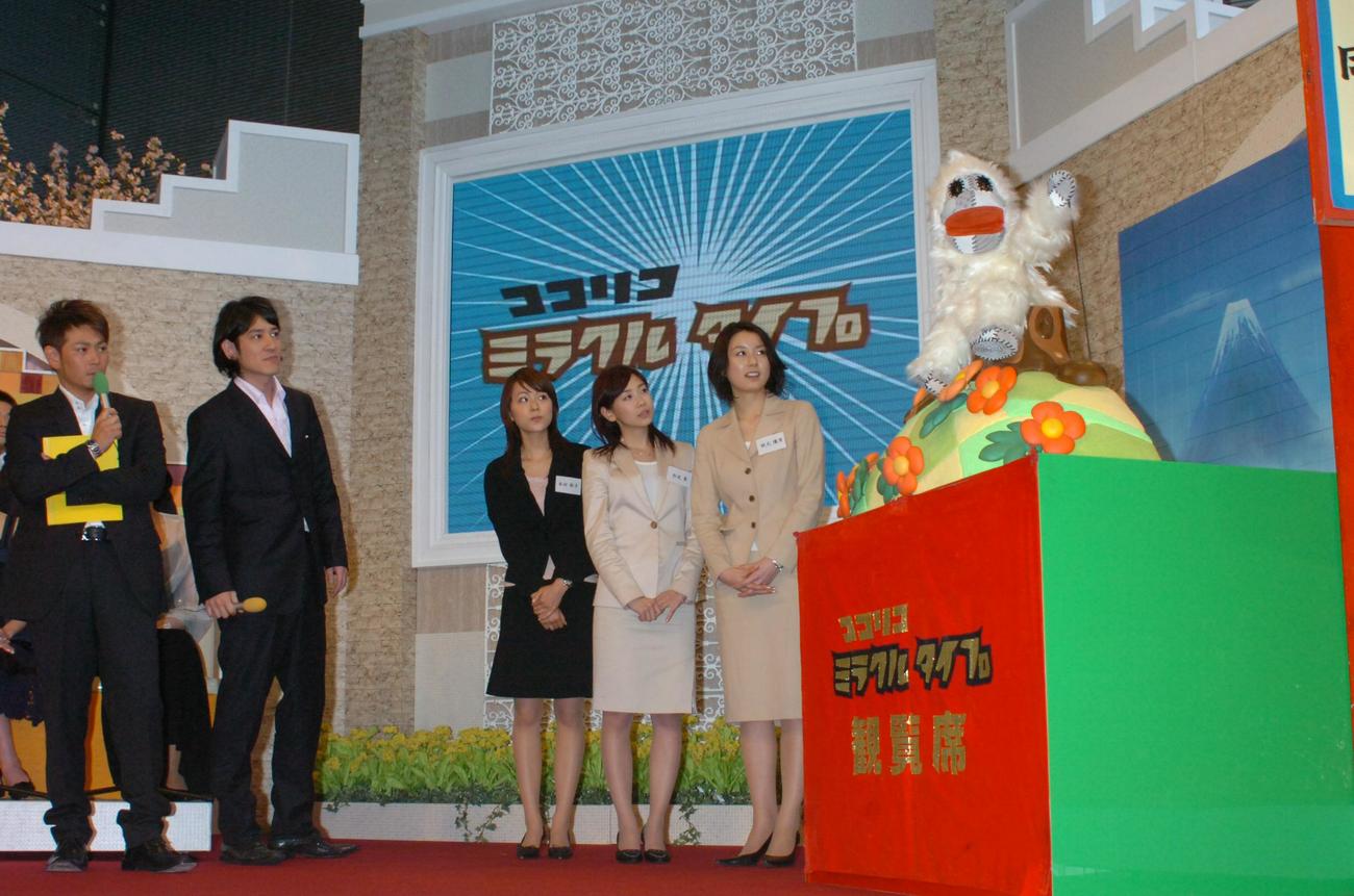 フジテレビの入社式に駆けつけたココリコの左から遠藤章造、田中直樹。中央は左から新人アナウンサー本田朋子、松尾翠、秋元優里（2006年4月撮影）