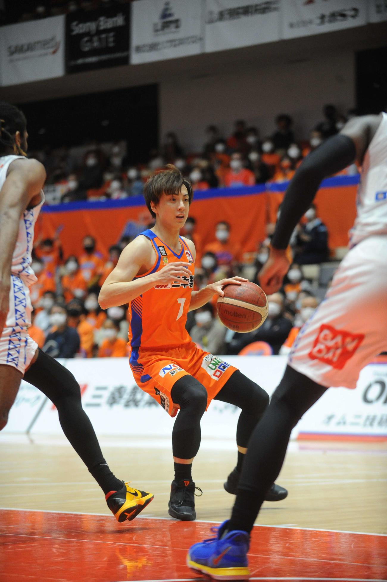 2021年5月10日、アオーレ長岡での島根戦でプレーする五十嵐圭。新潟での最後のユニホーム姿になった