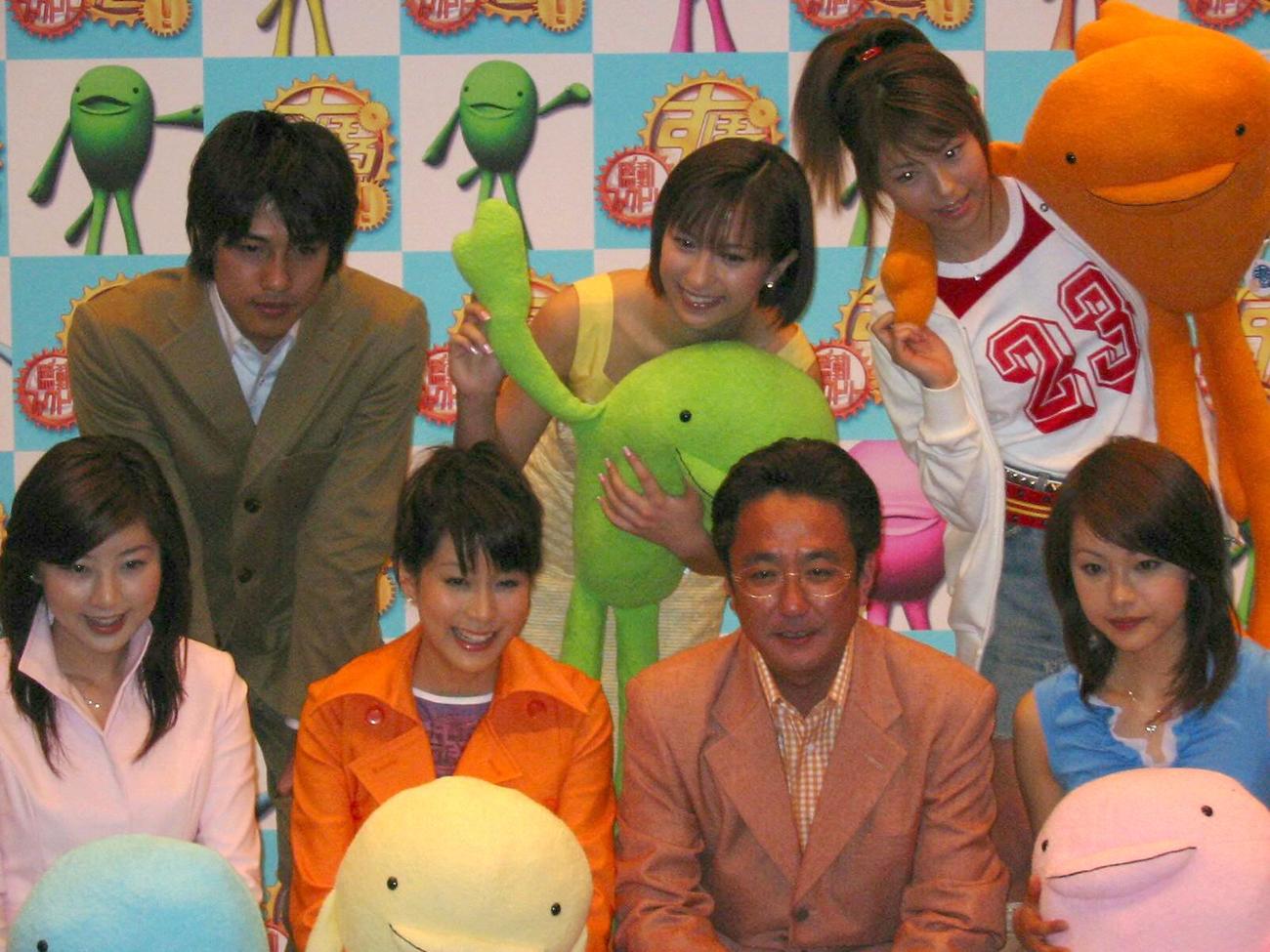 「すぽると！」の新司会者会見（左下から）ミス日本の相沢礼子、内田恭子アナ、三宅正治アナ、ミス立大の本田朋子（左上から）渡辺和洋アナ、仲根かすみ、若槻千夏（2003年3月撮影）