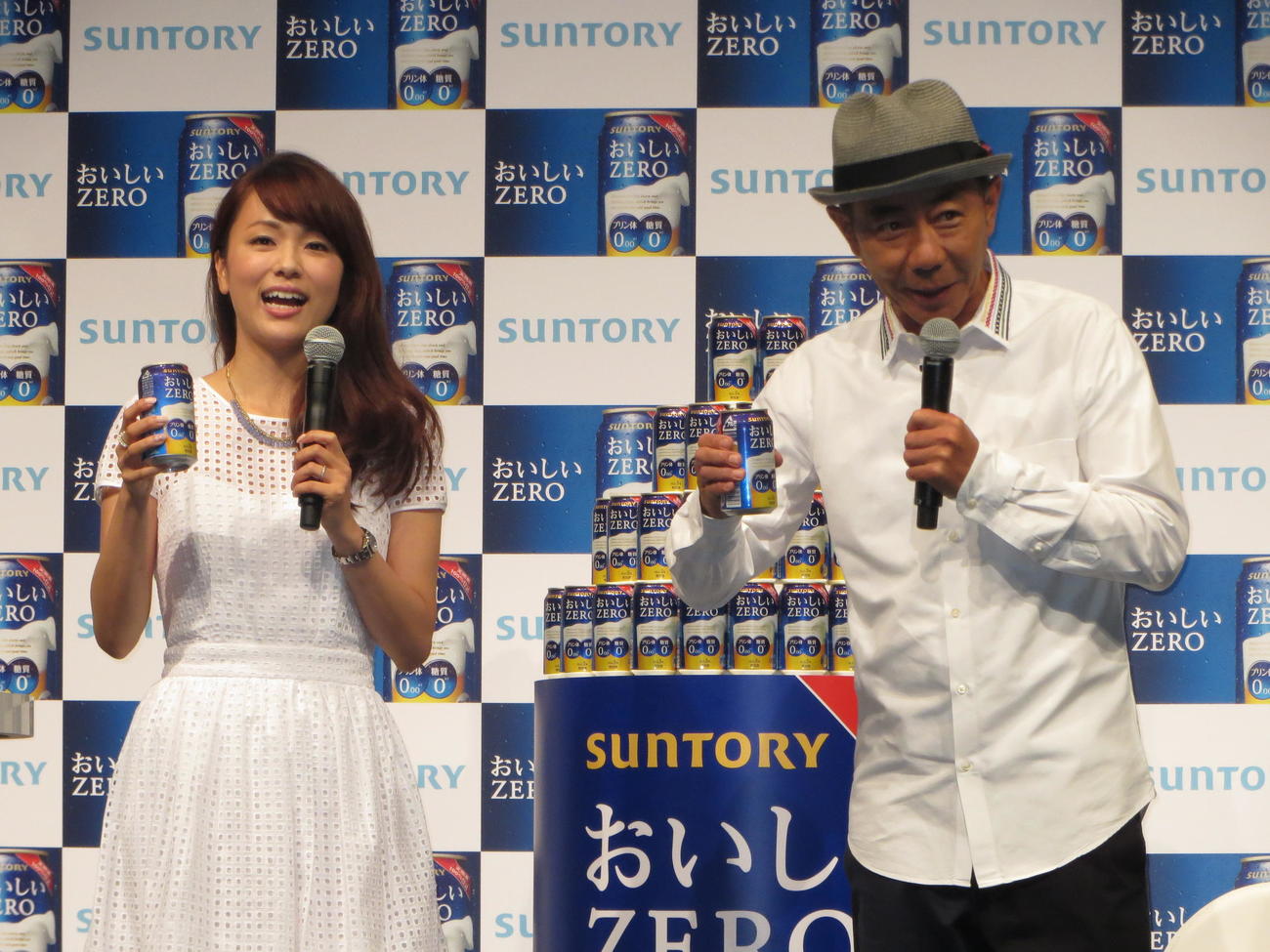 サントリーの会見に出席した本田朋子と木梨憲武（2014年撮影）
