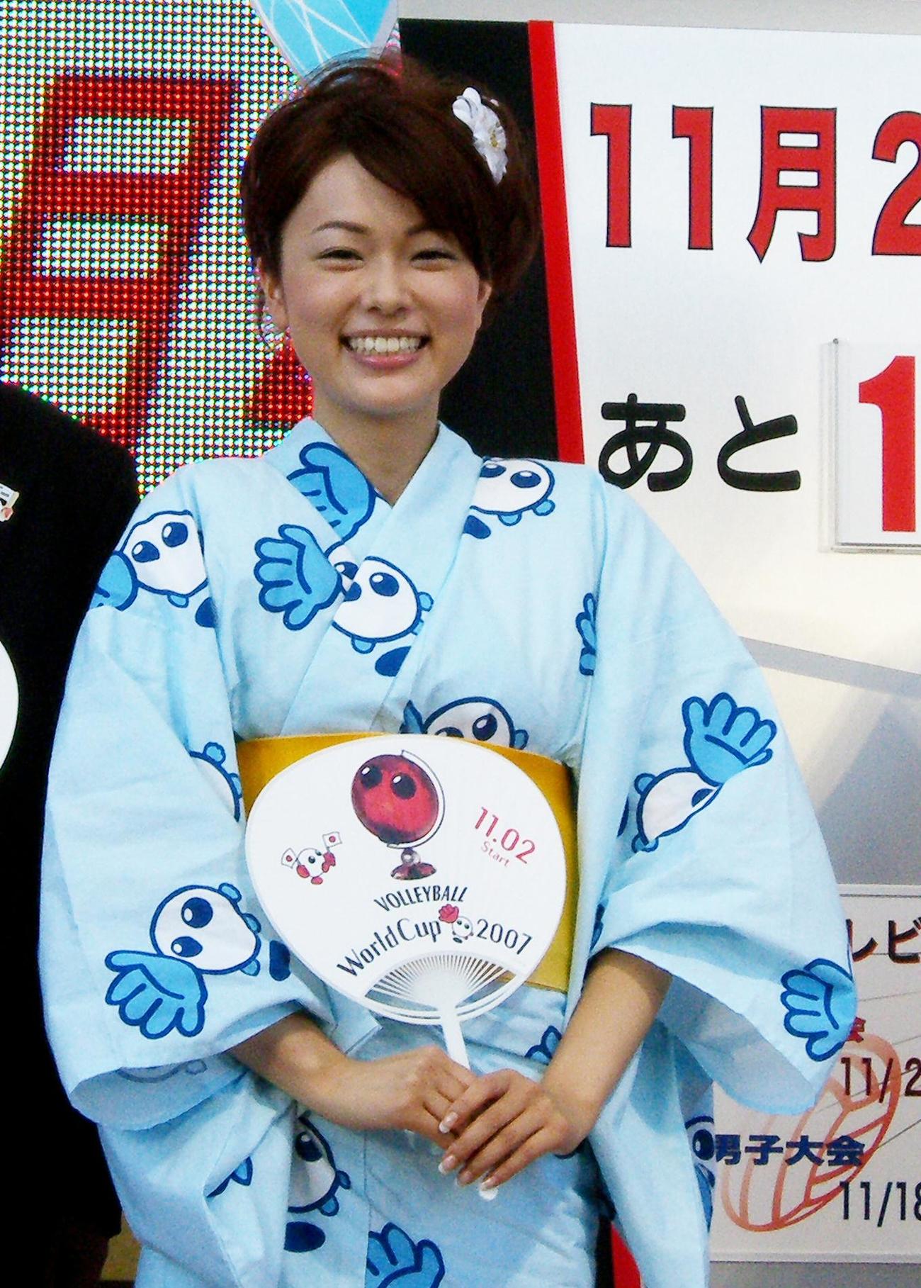 フジテレビ「W杯バレーボール2007」カウントダウンボード除幕式　W杯をPRする本田朋子アナ（07年7月24日撮影）