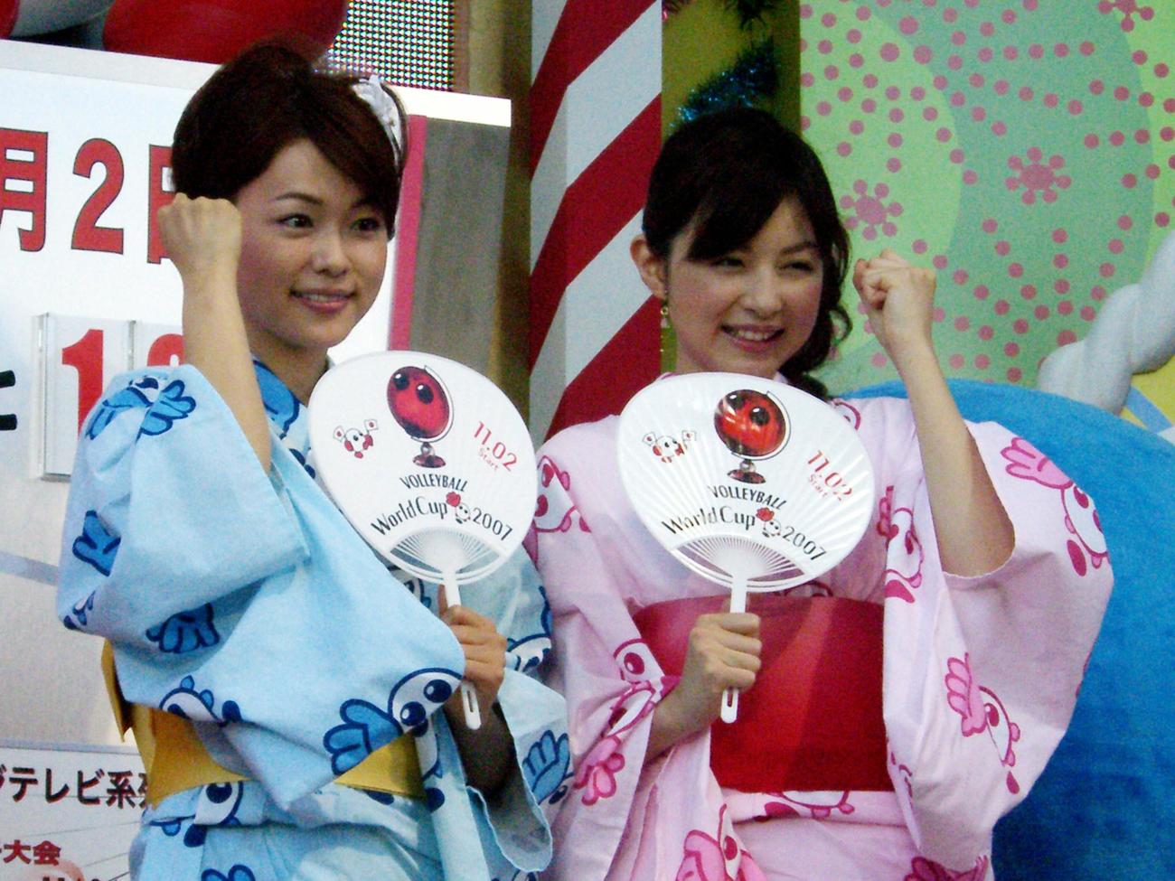フジテレビ「W杯バレーボール2007」カウントダウンボード除幕式　W杯をPRする本田朋子アナ（左）と平井理央アナ（07年7月24日撮影）