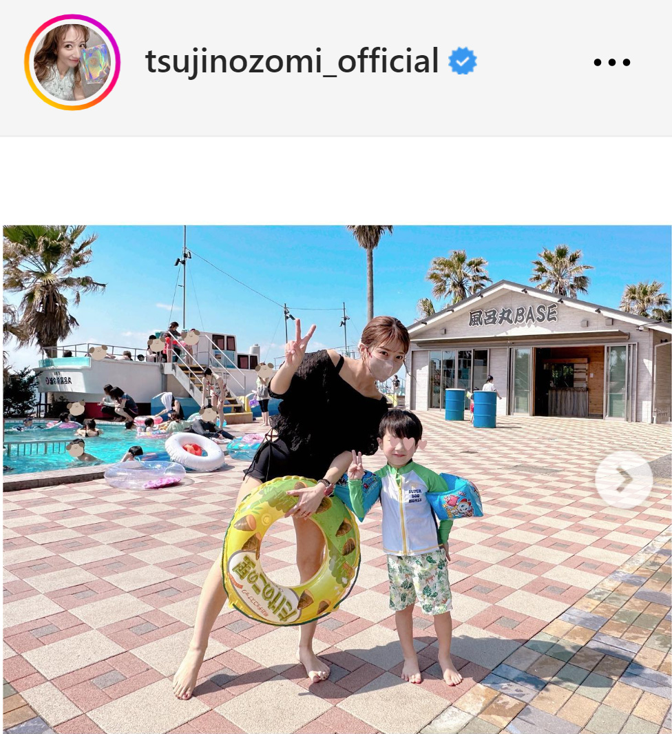 息子と浮輪を持った“水着”ショットを公開した辻希美（辻希美のインスタグラムから）