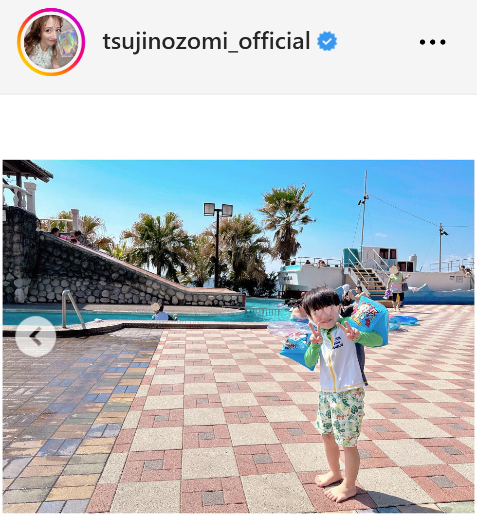 プールでピースサインする辻希美の息子（辻希美のインスタグラムから）