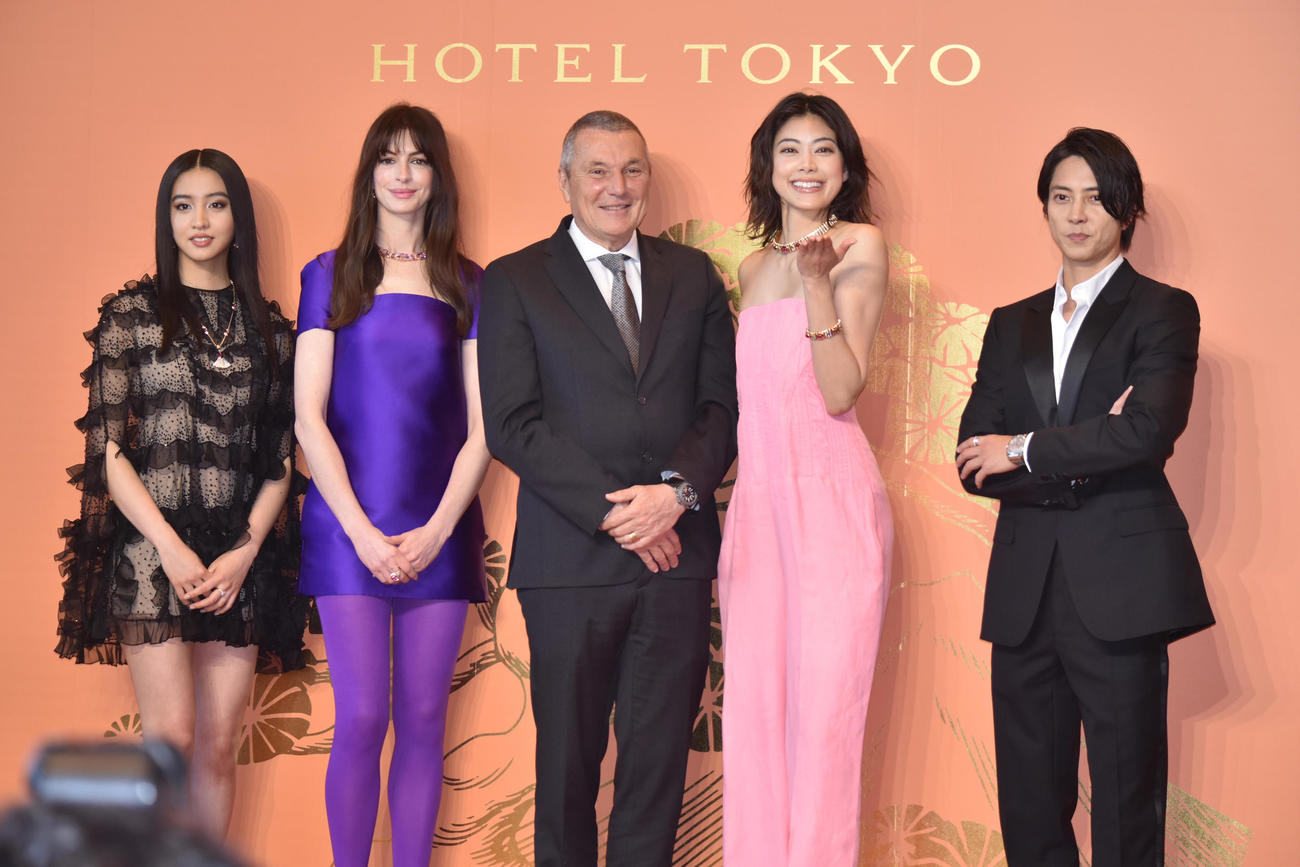 「ブルガリホテル東京」記者発表会に出席した左からKoki，、アン・ハサウェイ、1人おいて森星、山下智久