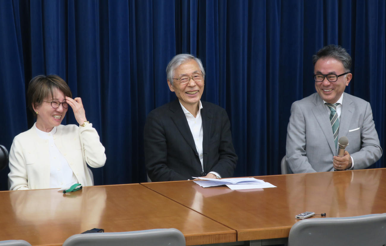 NHK大河ドラマ「鎌倉殿の13人」で第41回向田邦子賞を受賞した三谷幸喜氏（右）は、来年の大河「光る君へ」を担当する大石静氏（左）を激励。中央は池端俊策氏