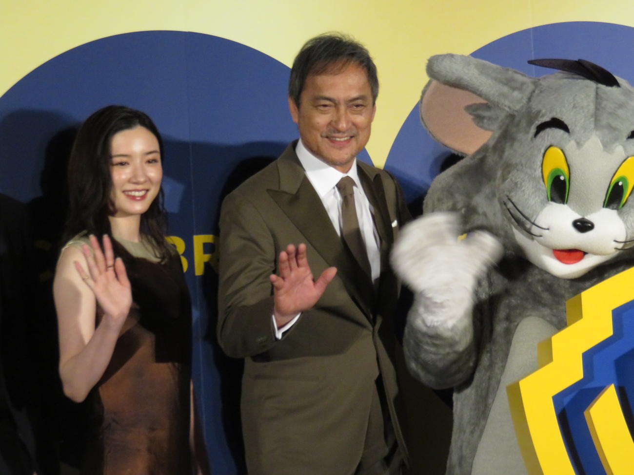 ワーナー映画創立100周年記念イベントに出席した渡辺謙（中）永野芽郁（左）ジュリー