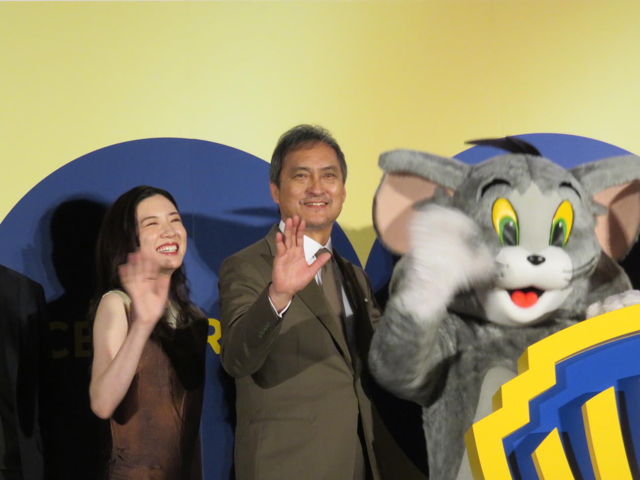 ワーナー映画創立100周年記念イベントに出席した渡辺謙（中）永野芽郁（左）ジュリー