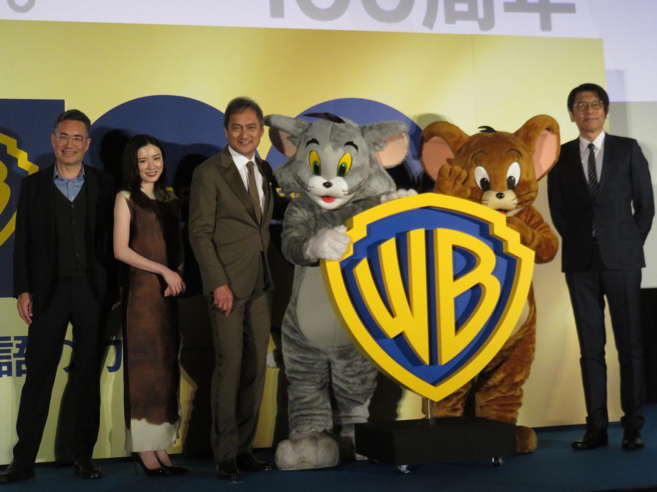 ワーナー映画創立100周年記念イベントに出席した（左から）ジェームス・ギボンズ氏、永野芽郁、渡辺謙、トム＆ジェリー、高橋雅美氏