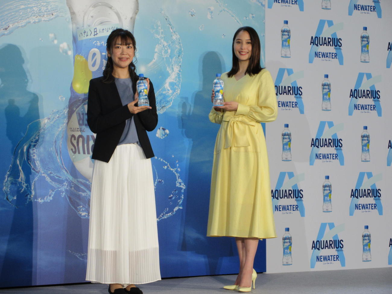 都内で「アクエリアスNEWATER（ニューウオーター）」新製品発表会に出席した広瀬アリス。左は日本コカ・コーラマーケティング本部スポーツ事業部川瀬保菜未シニアブランドマネジャー