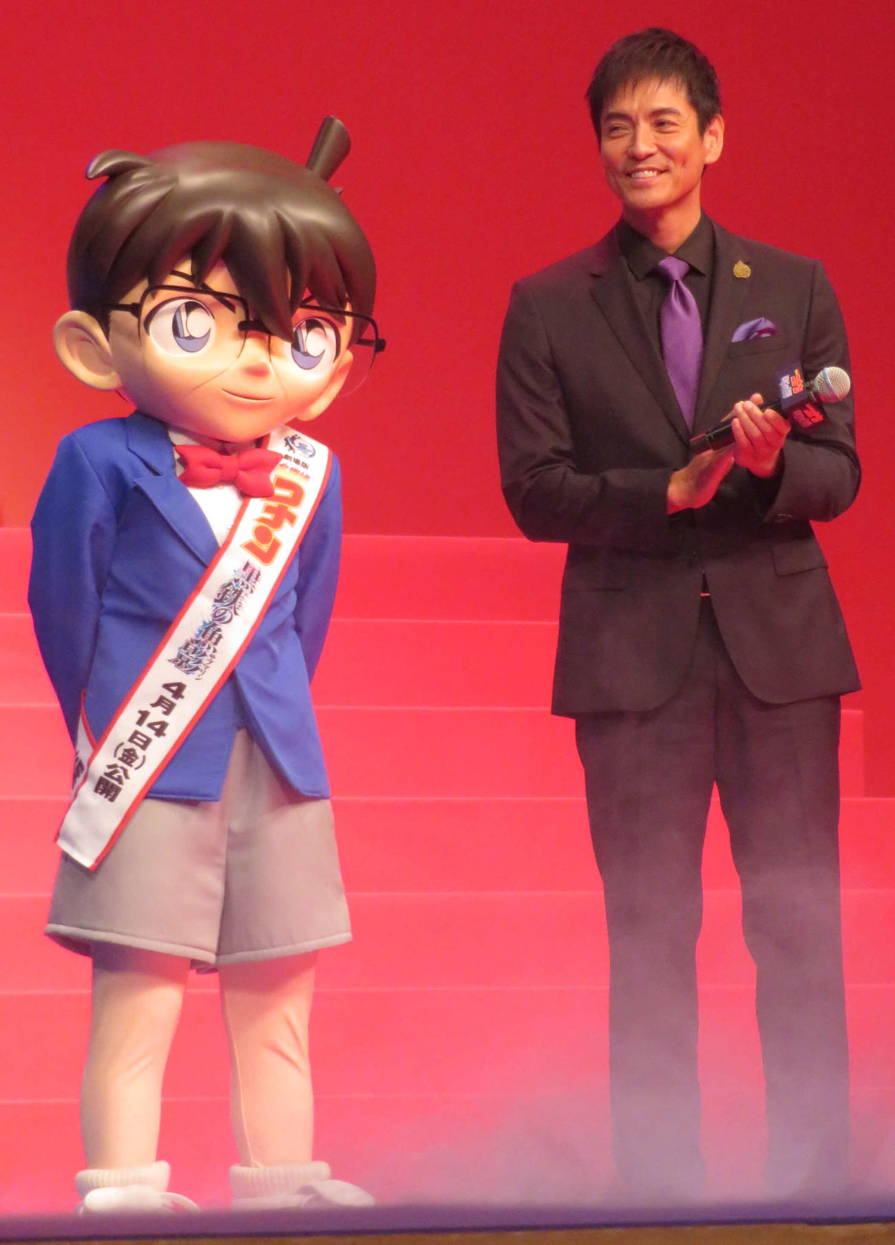 アニメ映画「名探偵コナン　黒鉄の魚影」完成披露試写会に登壇した、江戸川コナンと沢村一樹（撮影・村上幸将）