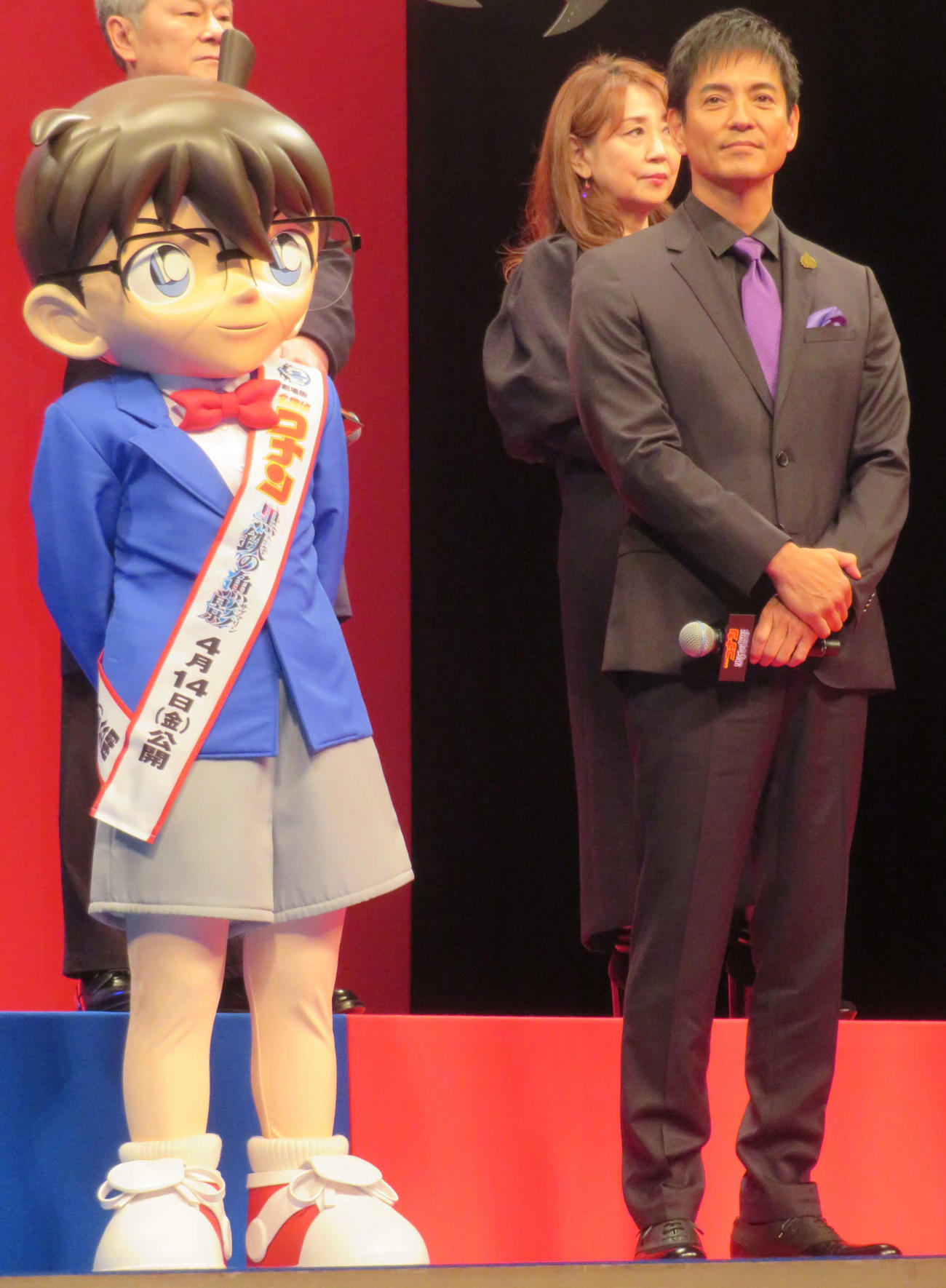 アニメ映画「名探偵コナン　黒鉄の魚影」完成披露試写会に登壇した、江戸川コナンと沢村一樹（撮影・村上幸将）