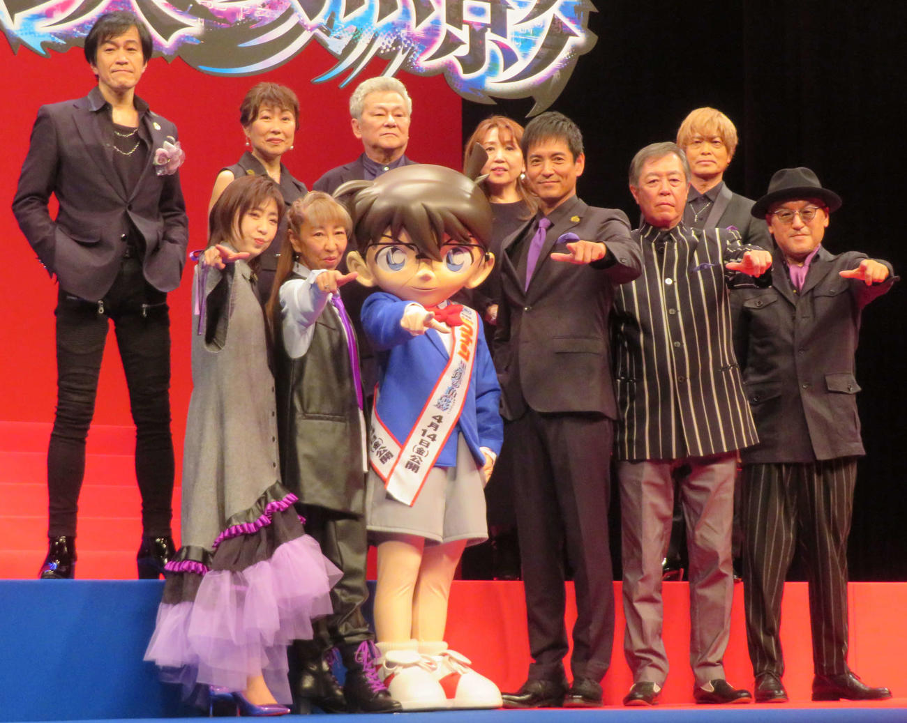 アニメ映画「名探偵コナン　黒鉄の魚影」完成披露試写会に登壇した、前列左から林原めぐみ、高山みなみ、江戸川コナン、沢村一樹、堀之紀、立木文彦、後列左から小山力也、山崎和佳奈、池田秀一、小山茉美、古谷徹（撮影・村上幸将