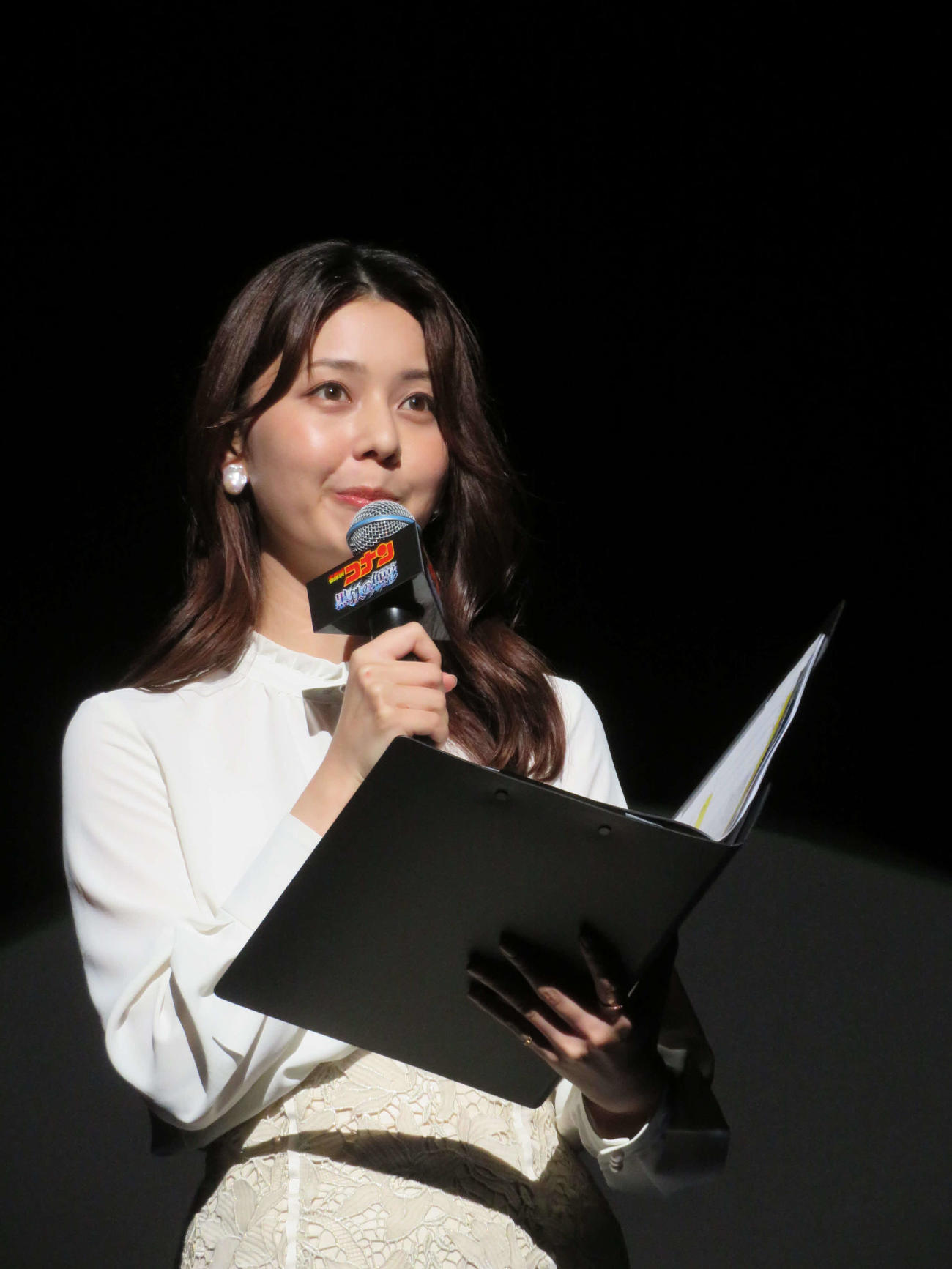 アニメ映画「名探偵コナン　黒鉄の魚影」完成披露試写会で司会を務めた、日本テレビの佐藤梨那アナウンサー（撮影・村上幸将）
