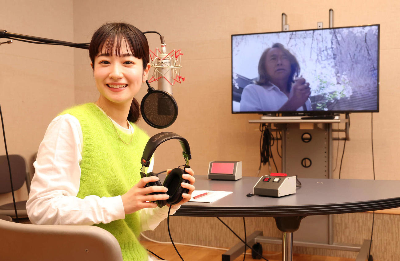 ナレーションの仕事を終えて、一息つく藤間爽子（撮影・丹羽敏通）