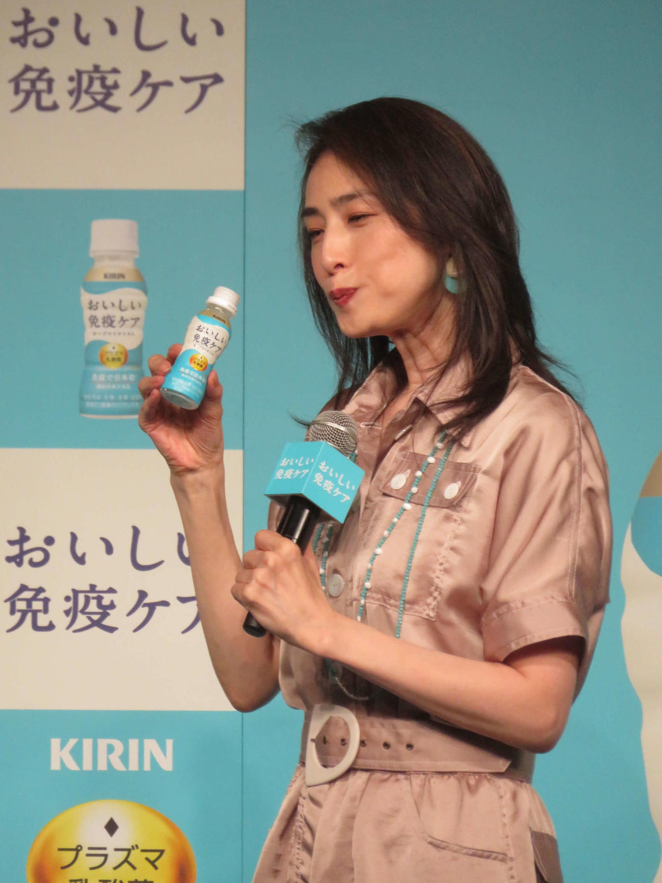 「キリン　おいしい免疫ケア」新商品発表会で、鮮やかに飲み干す天海祐希（撮影・村上幸将）