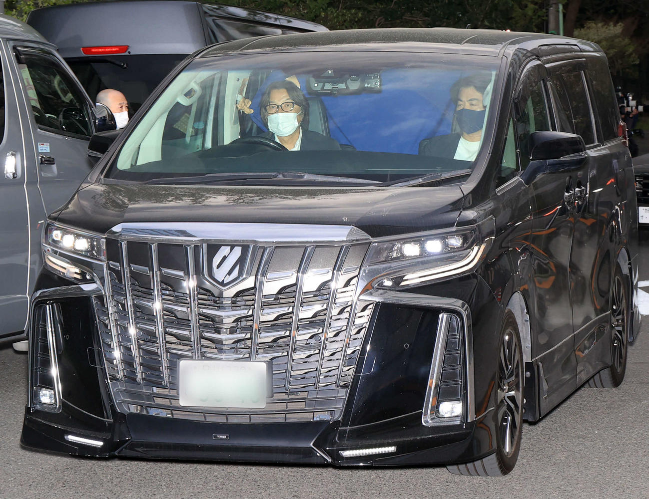 原宿署を出る道端ジェシカを乗せたと思われる車（撮影・浅見桂子）