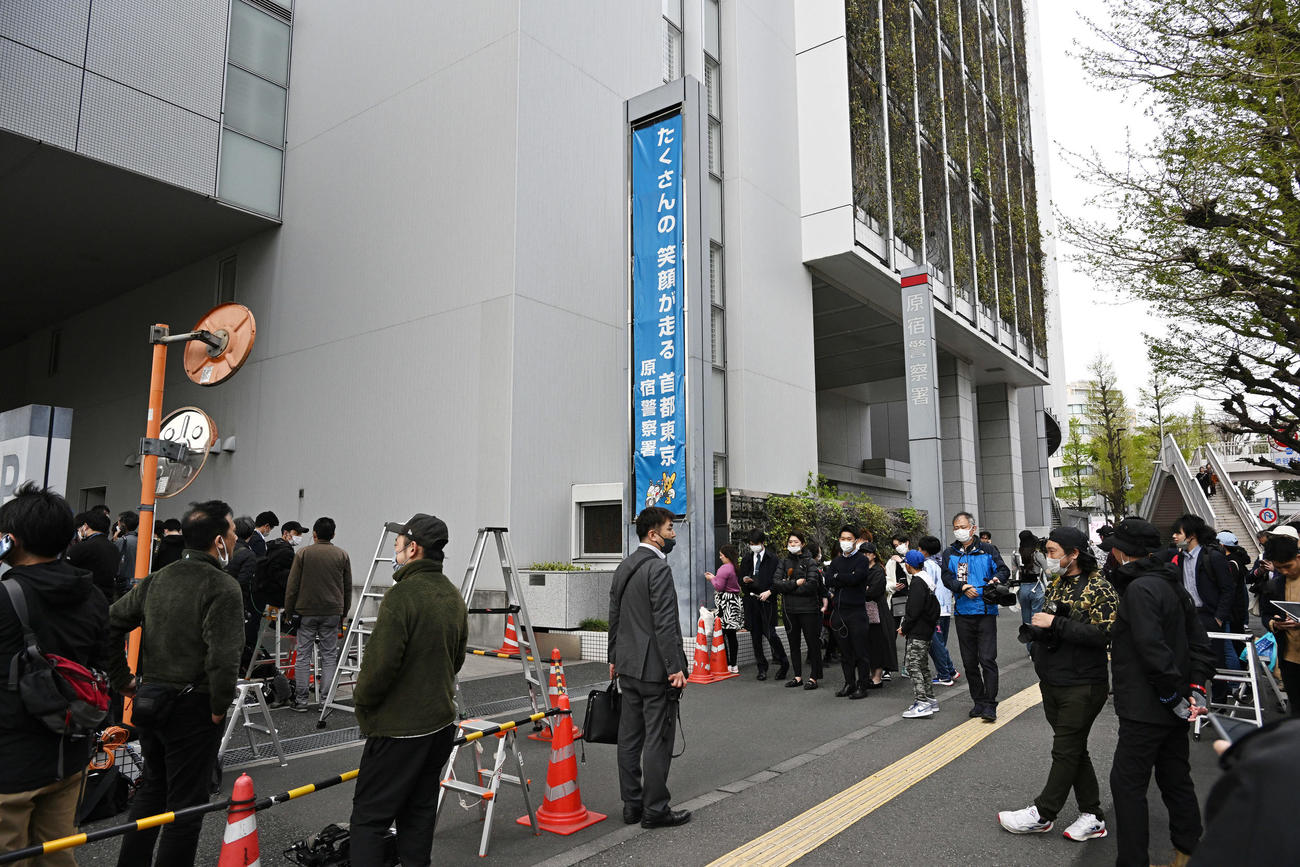 原宿署の前に集まった報道陣（撮影・滝沢徹郎）