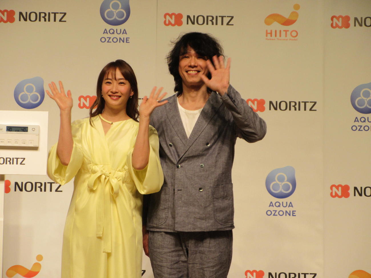 「ノーリツ国内商品戦略＆温水新商品発表会」に登場した庄司智春（右）、藤本美貴夫妻
