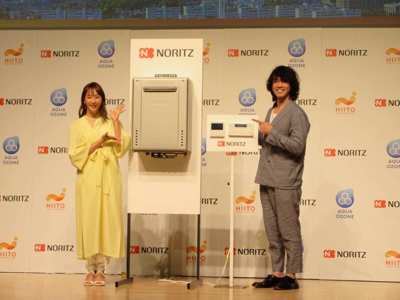 「ノーリツ国内商品戦略＆温水新商品発表会」に登場した庄司智春（右）、藤本美貴夫妻