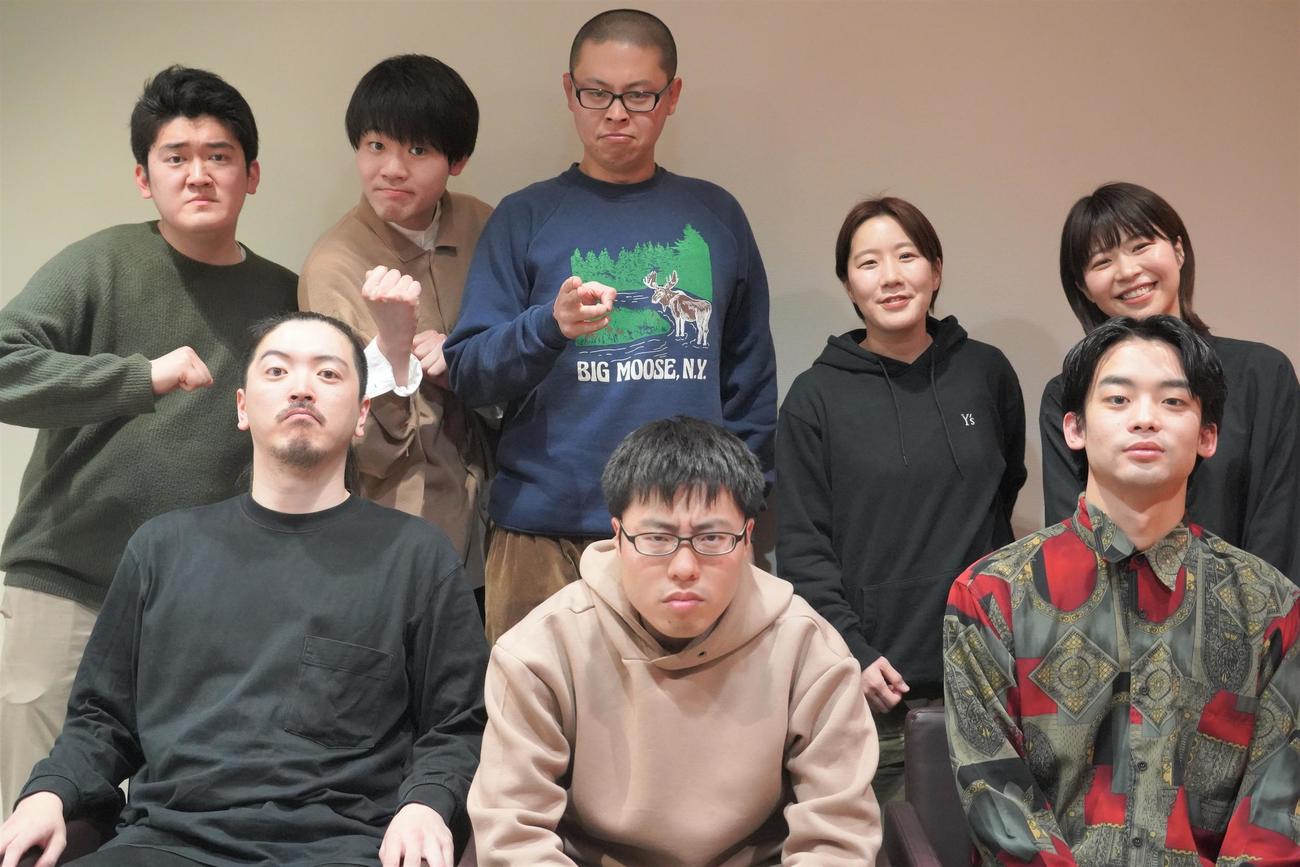 ワタナベお笑いNo・1決定戦決勝に出場する、前列左からお笑いトリオ、ゼンモンキーヤザキ、荻野将太朗、むらまつ。後列左からお笑いトリオえびしゃの佐伯瞭、大根勇樹、中村俊輔、お笑いコンビAマッソ村上、加納（撮影・佐藤成）