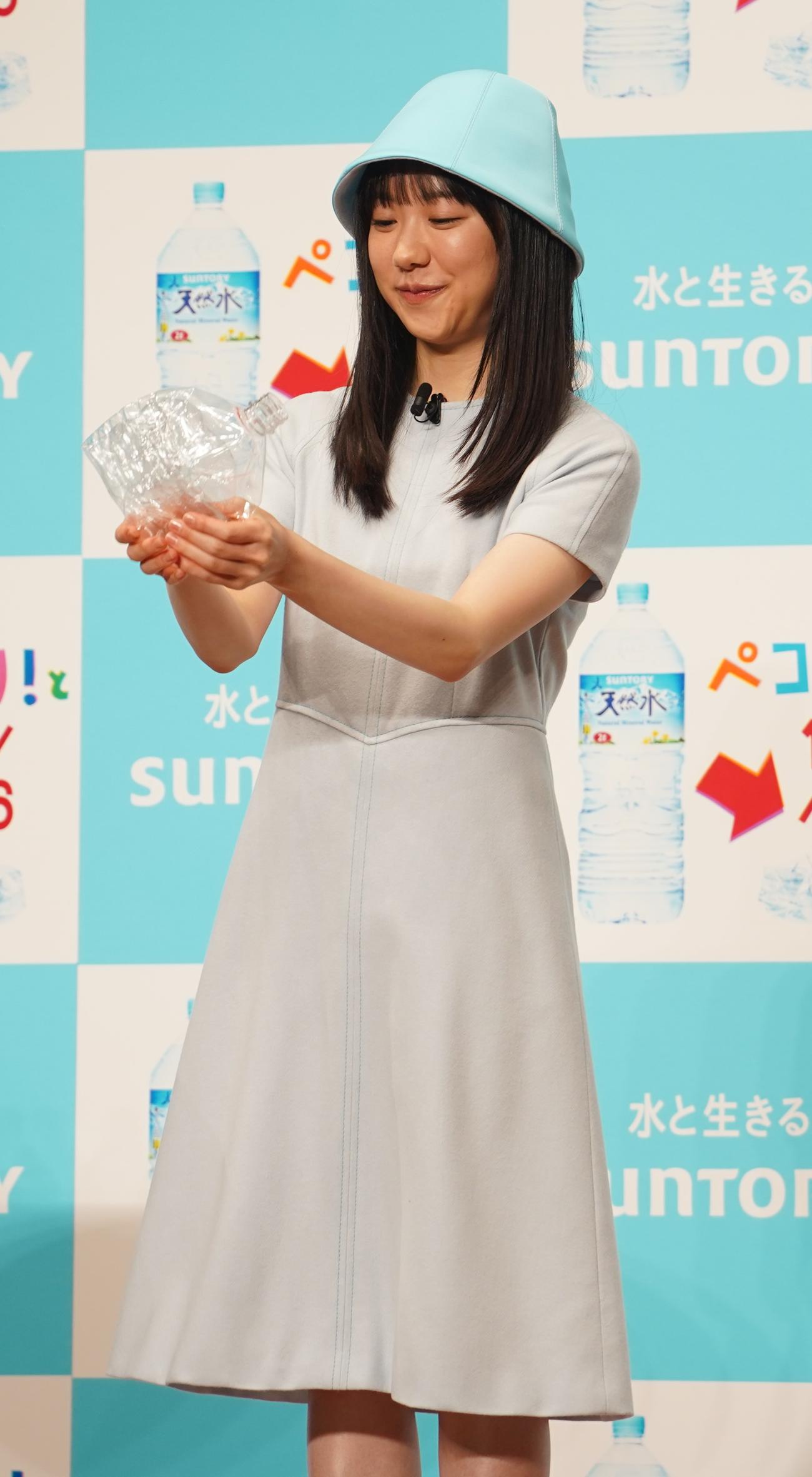「サントリー天然水　2L新容器発表会」でペットボトルをつぶす、芦田愛菜（撮影・佐藤勝亮）