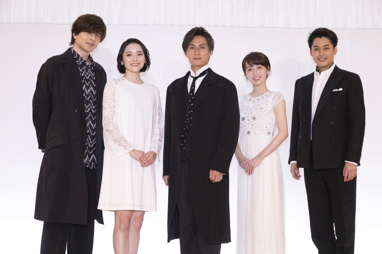 ミュージカル「ファントム」記者発表会に出席した左から城田優、sara、加藤和樹、真彩希帆、大野拓朗）