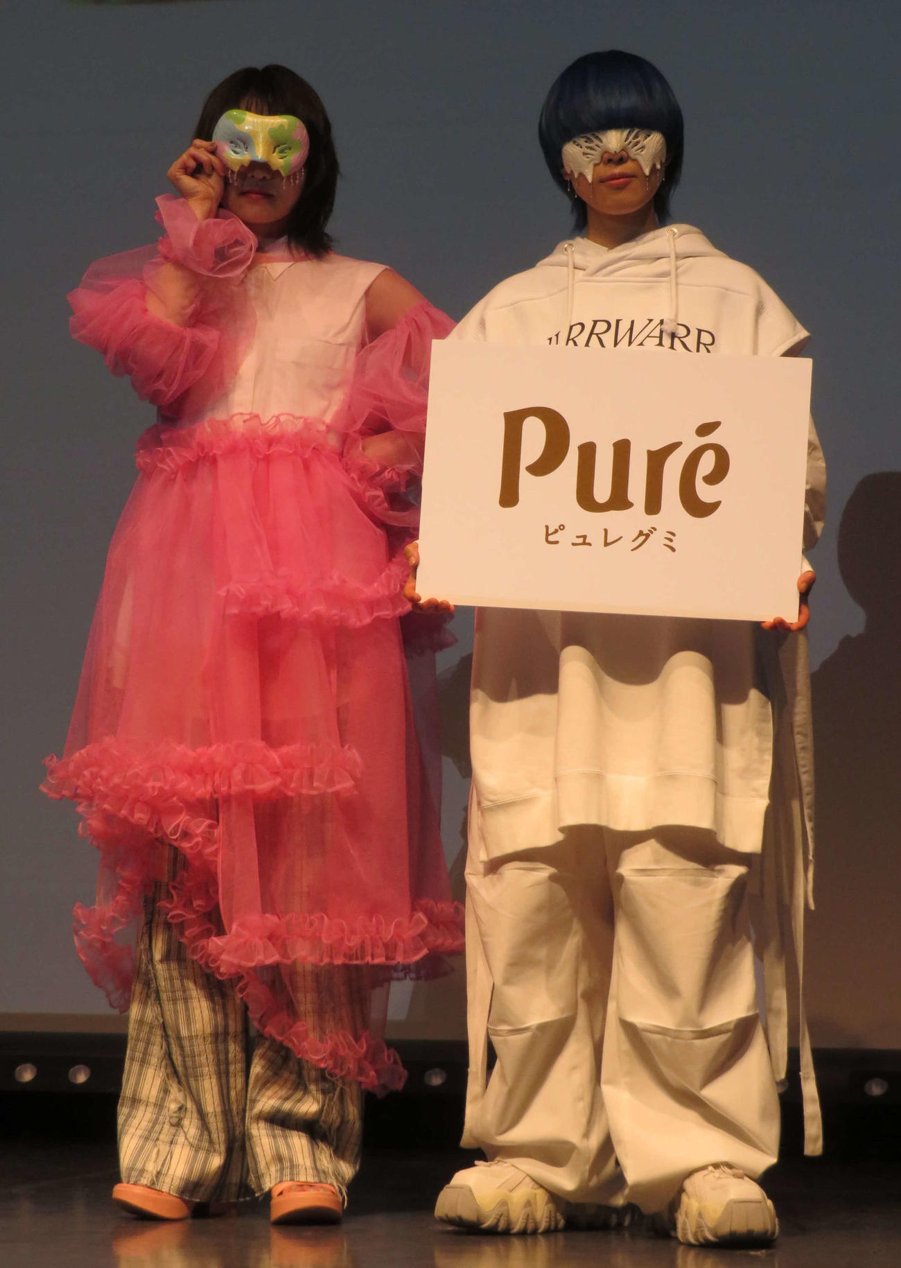 カンロ「ピュレグミ」2023年春新CM発表会に出席した伊藤万理華（左）とyama（撮影・横山慧）