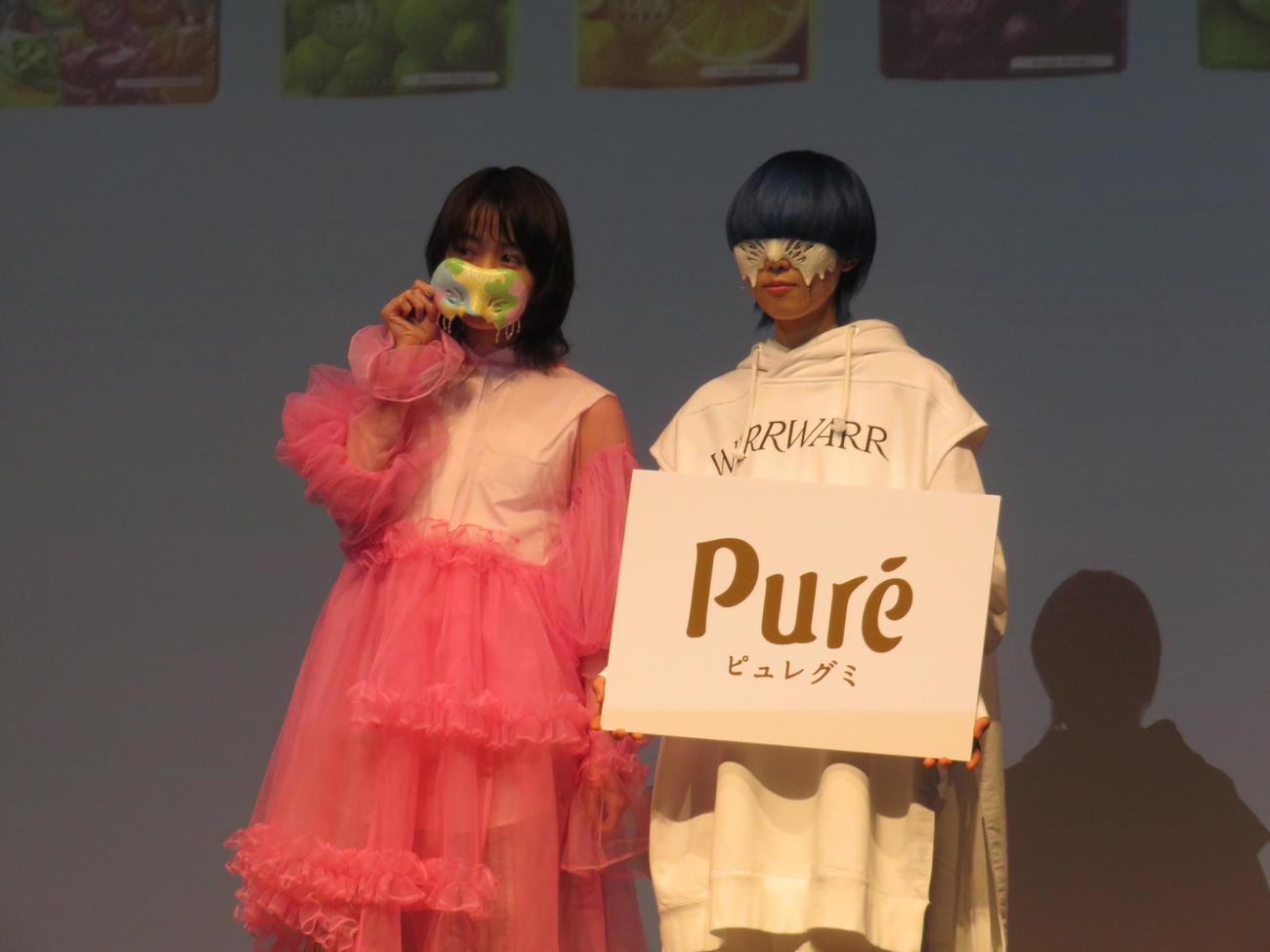 カンロ「ピュレグミ」2023年春新CM発表会に出席した伊藤万理華（左）とyama（撮影・横山慧）