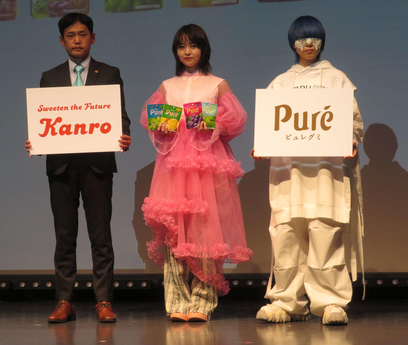 カンロ「ピュレグミ」2023年春新CM発表会に出席した伊藤万理華（中央）とyama（右）。左はカンロの木本康之氏（撮影・横山慧）