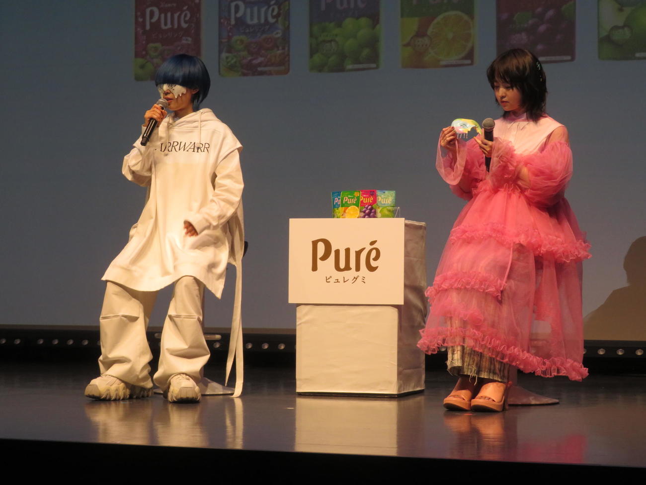 カンロ「ピュレグミ」2023年春新CM発表会に出席した伊藤万理華（右）とyama（撮影・横山慧）
