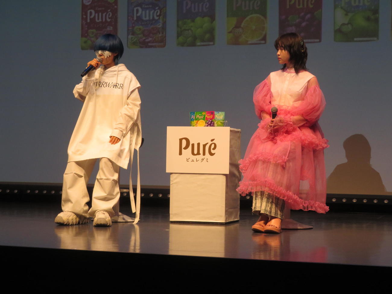 カンロ「ピュレグミ」2023年春新CM発表会に出席した伊藤万理華（右）とyama（撮影・横山慧）