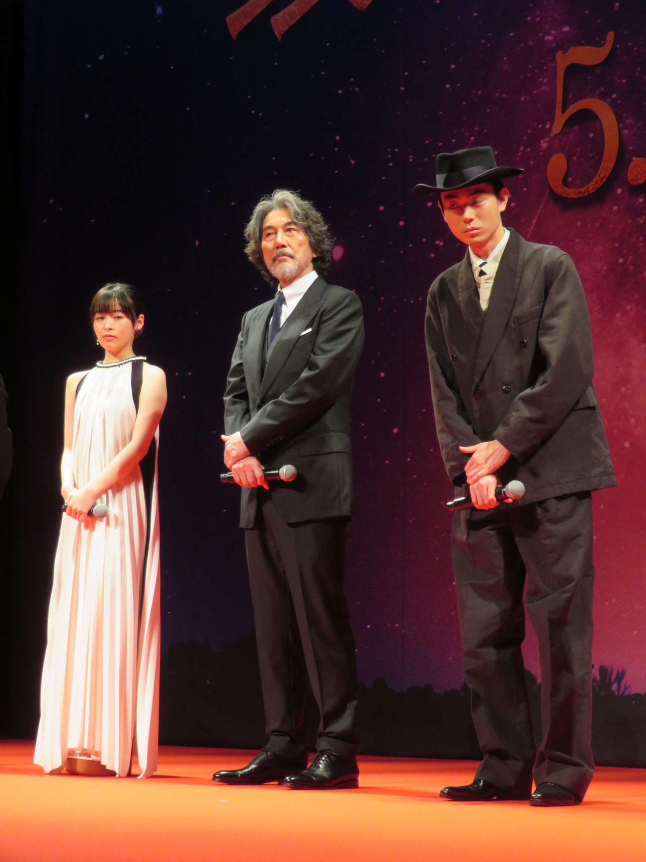 映画「銀河鉄道の父」完成披露試写会に登壇した、左から森七菜、役所広司、菅田将暉（撮影・村上幸将）