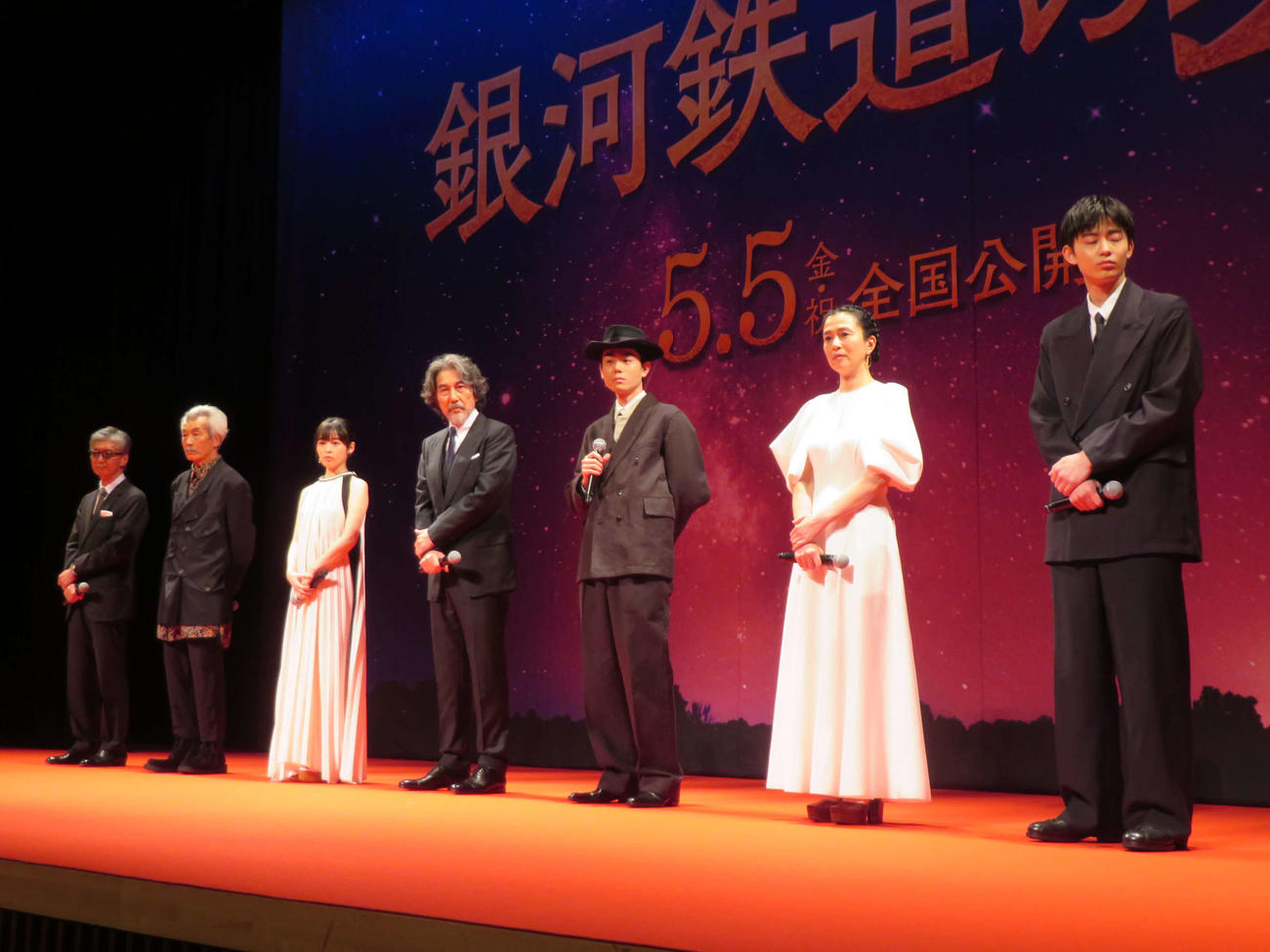 映画「銀河鉄道の父」完成披露試写会に登壇した、左から成島出監督、田中泯、森七菜、役所広司、菅田将暉、坂井真紀、豊田裕大（撮影・村上幸将）