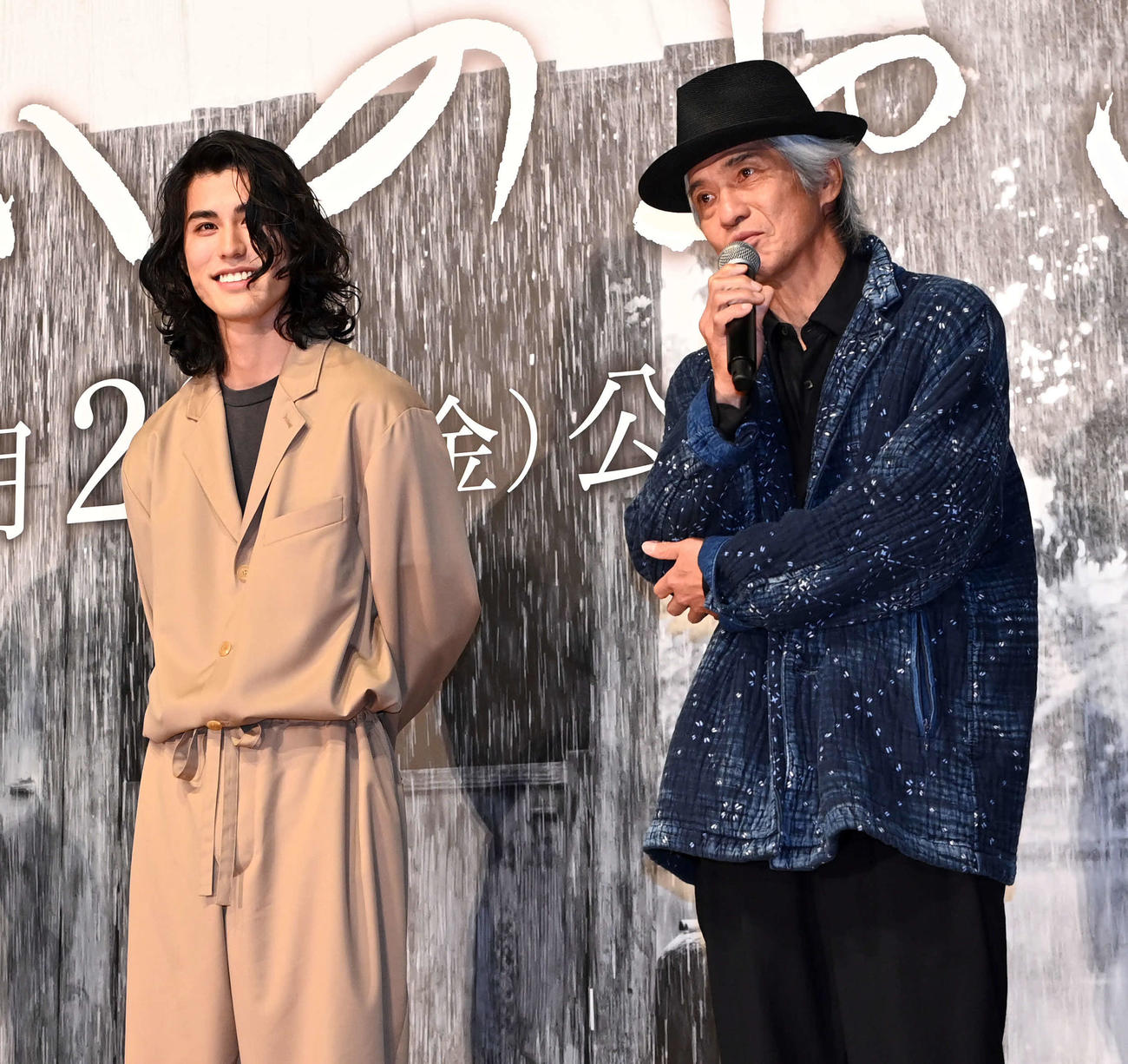 映画「せかいのおきく」の舞台あいさつに登壇した佐藤浩市（右）と寛一郎（撮影・たえ見朱実）