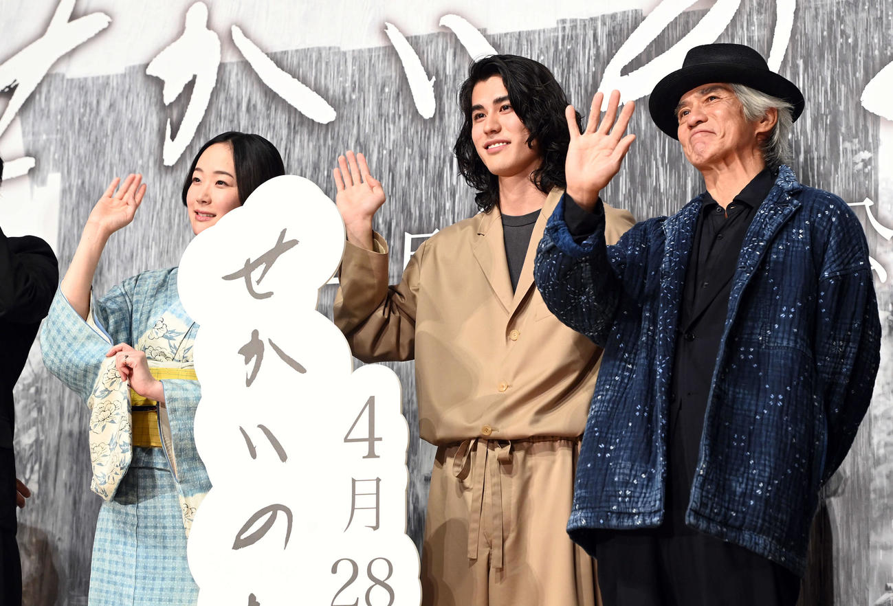 映画「せかいのおきく」の舞台あいさつに登壇した、左から黒木華、寛一郎、佐藤浩市（撮影・たえ見朱実）