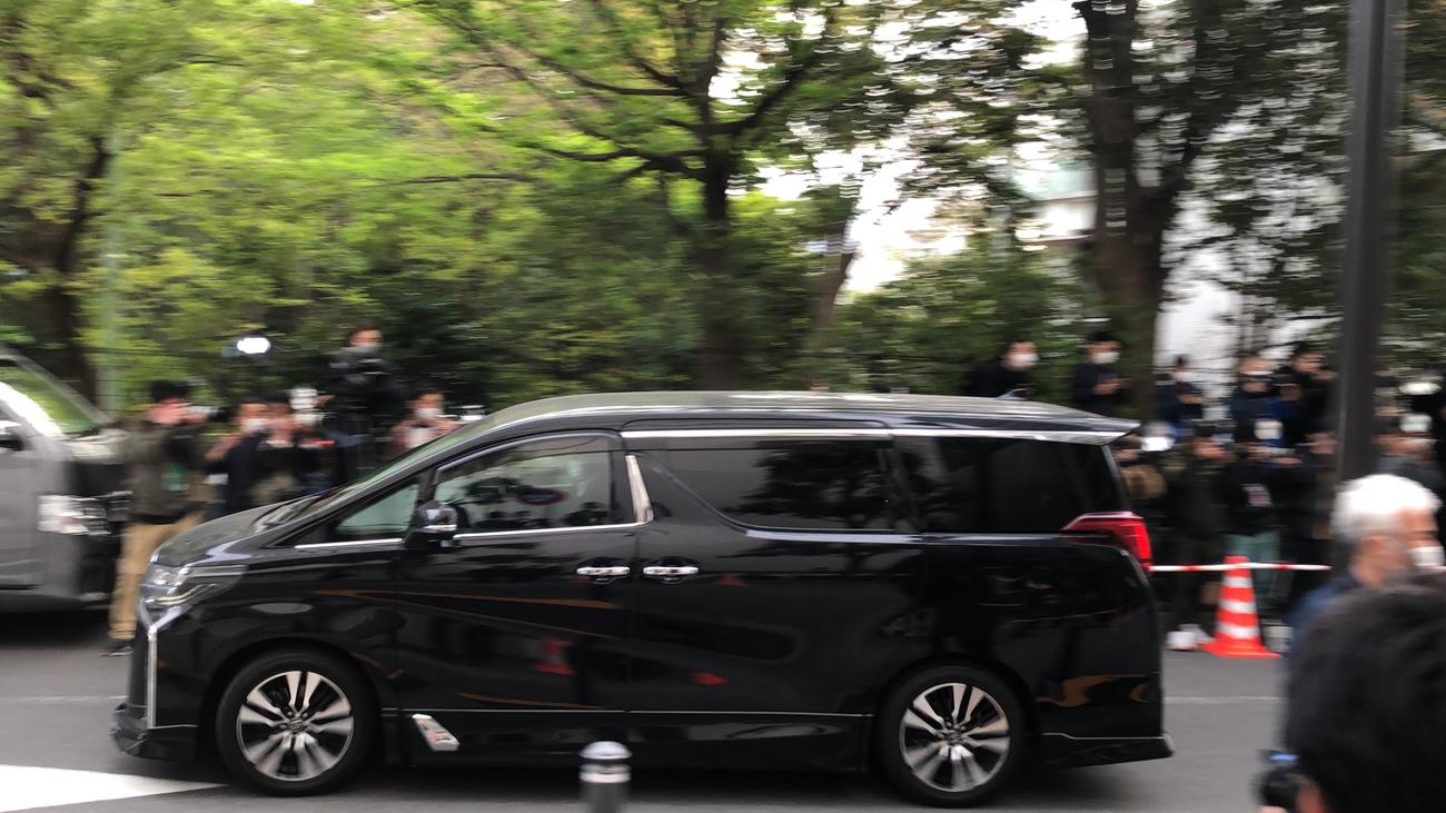報道陣の前を通過する道端ジェシカを乗せたと思われる車