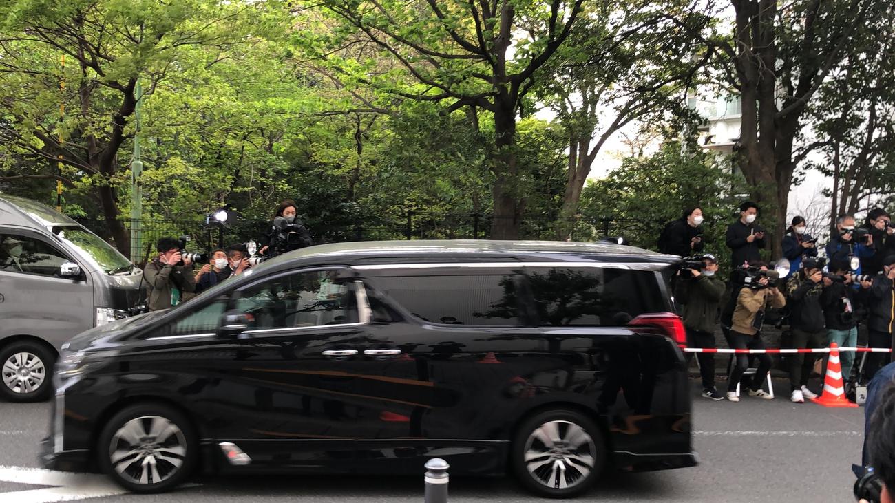 報道陣の前を通過する道端ジェシカを乗せたと思われる車