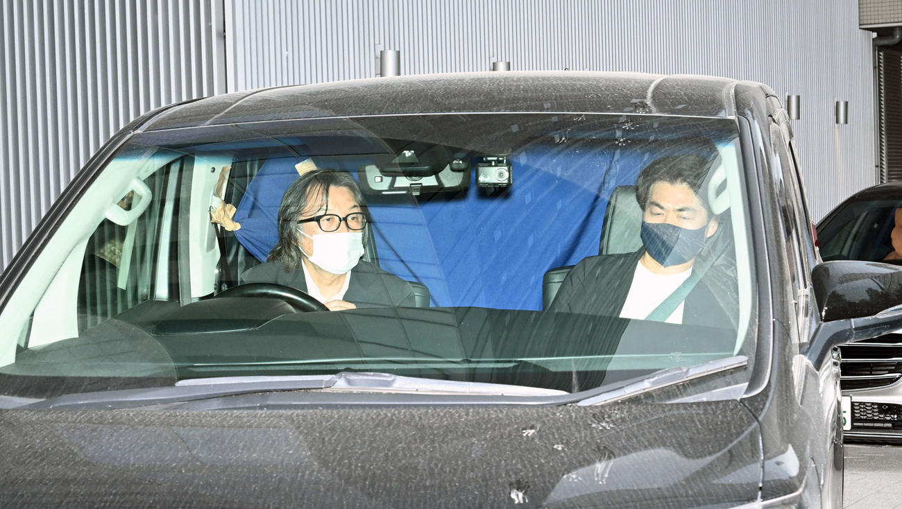 原宿署を出る道端ジェシカを乗せたと思われる車（撮影・滝沢徹郎）