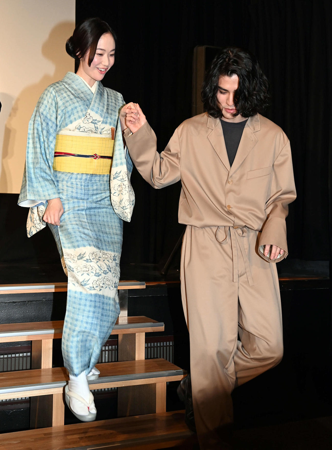 舞台あいさつ終了で黒木華をエスコートする寛一郎（右）（撮影・たえ見朱実）