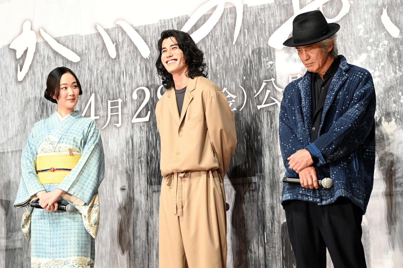 映画「せかいのおきく」の舞台あいさつに登壇した、左から黒木華、寛一郎、佐藤浩市（撮影・たえ見朱実）