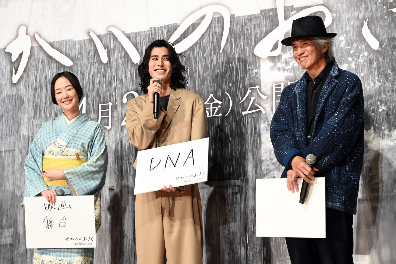 「100年たっても残ってほしいもの」と言う問いに「DNA」と記した寛一郎（中央）。左から黒木華、1おいて佐藤浩市（撮影・たえ見朱実）