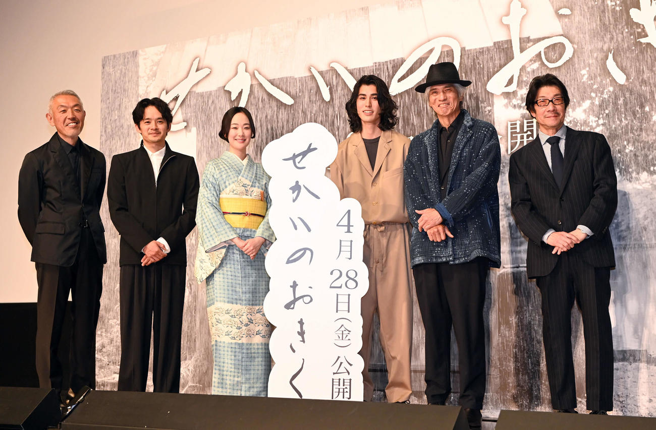 映画「せかいのおきく」の舞台あいさつを終え記念撮影に納まる、左から原田満生企画・プロデューサー、池松壮亮、黒木華、寛一郎、佐藤浩市、阪本順治監督（撮影・たえ見朱実）