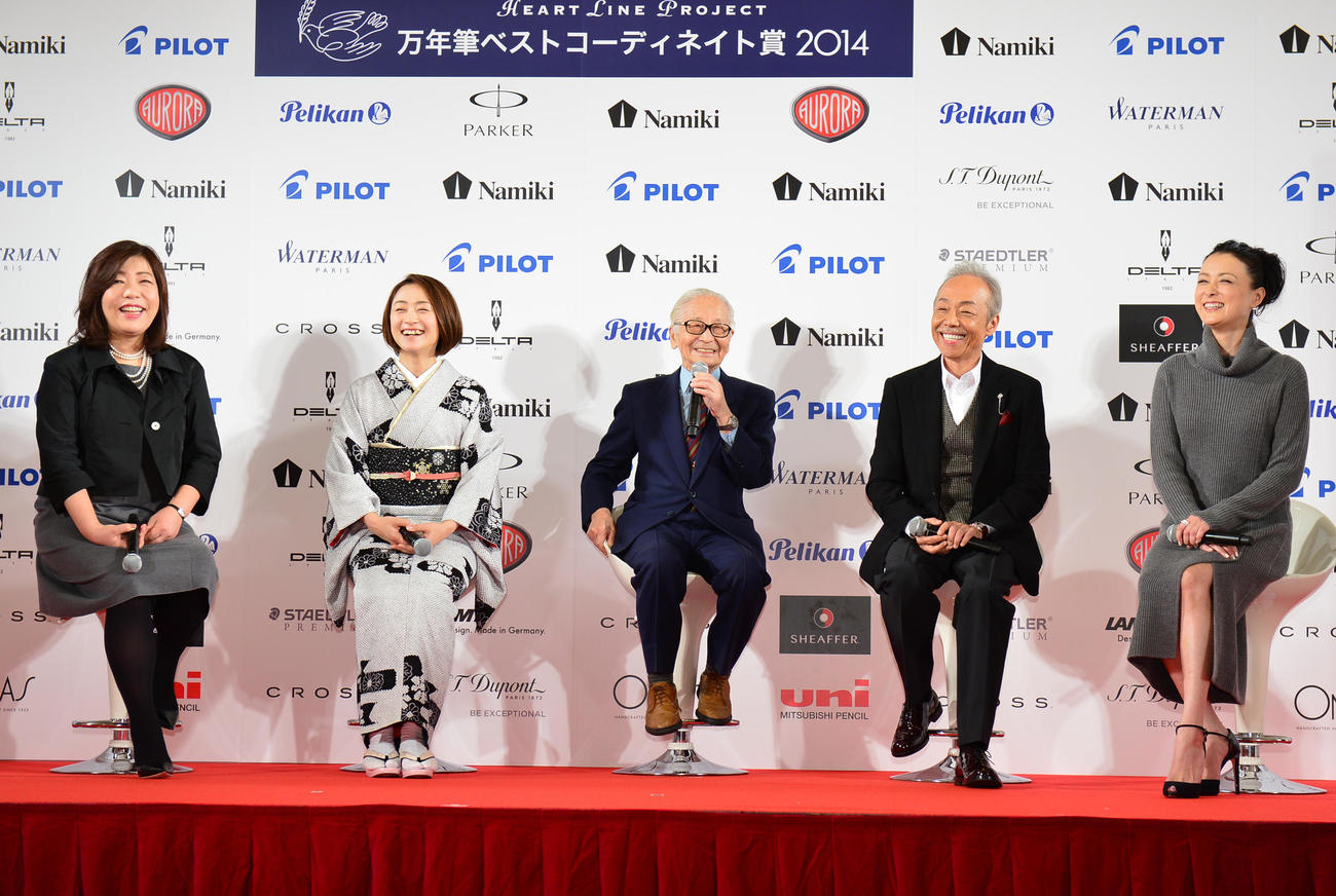 「第11回万年筆ベストコーディネイト賞」授賞式で、万年筆トークを繰り広げる受賞者たち。左から林真理子氏、上村愛子氏、畑正憲氏、谷村新司、国生さゆり（2014年11月13日撮影）