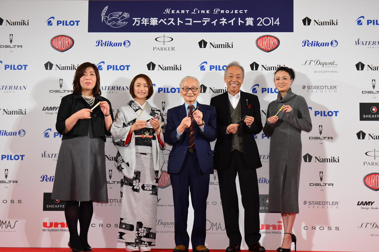 2014年11月13日、「第11回万年筆ベストコーディネイト賞」授賞式に出席した、左から林真理子さん、上村愛子さん、畑正憲さん、谷村新司、国生さゆり